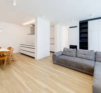 Wohnzimmer einer 3-Zimmer-Wohnung mit Holzboden und Ecksofa.