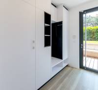 Weißer Einbauschrank und großes Fenster in einer 3-Zimmer-Wohnung mit Holzboden.