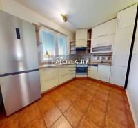 Küche in einer 4-Zimmer-Wohnung mit moderner Küchenzeile und Kühlschrank.
