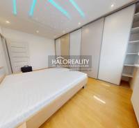 Schlafzimmer in einer 4-Zimmer-Wohnung mit Einbauschränken und Deckenbeleuchtung.