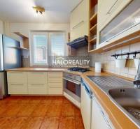 Küche in einer 4-Zimmer-Wohnung mit Gasherd und Geschirrspüler.