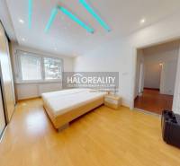 Schlafzimmer in einer 4-Zimmer-Wohnung mit Bett, Einbauschrank und LED-Beleuchtung.