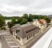Aussicht auf Gebäude und Grünflächen in Bratislava - Altstadt, Floriánska-Straße.