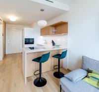 Küche mit Bartresen und Stühlen in einer Zweizimmerwohnung, Bild des Weltraums an der Wand.