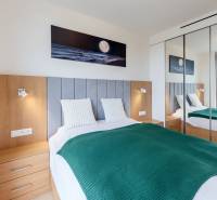 Gemütliches Schlafzimmer mit bequemem Bett und Einbauschrank, 2-Zimmer-Wohnung.