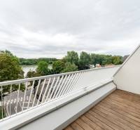 Ein Balkon in Bratislava - Altstadt in der Floriánska-Straße mit Blick auf Grünflächen und den Fluss.