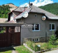 Ein Einfamilienhaus in Tisovec, umgeben von Natur, mit Satellitenschüsseln auf dem Dach.