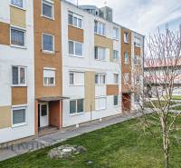 Wohnhaus in der Zornička-Straße in Galanta mit Bäumen und grünem Rasen.