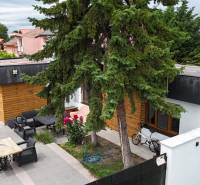 Einfamilienhaus in der Poľná-Straße in Most pri Bratislave mit Garten und Terrasse.