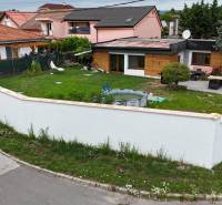Einfamilienhaus in der Poľná-Straße in Most pri Bratislave mit Hof und Schwimmbad.