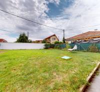 Der Garten des Einfamilienhauses in Most pri Bratislave in der Poľná-Straße mit Rasen und Liegestuhl.