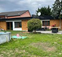 Einfamilienhaus in der Poľná-Straße in Most pri Bratislave mit Pool und Garten.