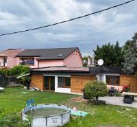 Ein Einfamilienhaus in der Poľná-Straße in Most pri Bratislave mit einem geräumigen Garten und einem Pool.