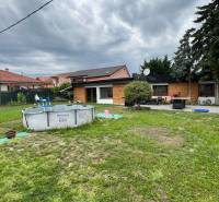 Einfamilienhaus in der Poľná-Straße in Most pri Bratislave mit Pool und Terrasse.