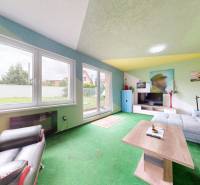Gemütliches Wohnzimmer mit Sofa, Couchtisch und Fernseher in einem Einfamilienhaus.