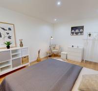 Ein Zimmer in einer Einzimmerwohnung mit verschiedenen Aufbewahrungslösungen und Dekorationen.