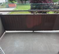 Balkon mit gefliestem Boden und Blick ins Grüne in einer 2-Zimmer-Wohnung in Liptovský Mikuláš.