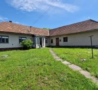 Ein Einfamilienhaus in Mníšek nad Hnilcom mit einem weitläufigen Garten und einer Satellitenschüssel.