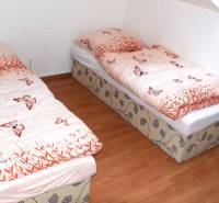 Kinderzimmer in einer 3-Zimmer-Wohnung mit zwei Betten und einfachem Holzboden.