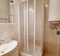 Badezimmer in einer 3-Zimmer-Wohnung mit Duschkabine und Wassererhitzer.
