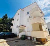 Exterieur des Gebäudes mit Parkplatz und 2-Zimmer-Wohnungen in Novalja.