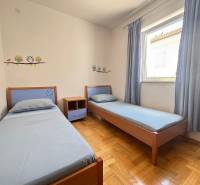 Kinderzimmer mit zwei Betten in einer Zweizimmerwohnung, dekoriert mit Eulenaufklebern.