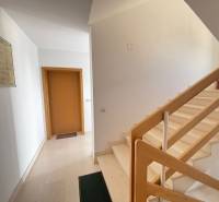 Flur mit Treppe und Holzgeländer in einer 2-Zimmer-Wohnung.