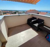 Zweizimmerwohnung in Novalja, Terrasse mit Meerblick, zwei Sessel, Tisch.