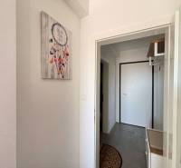 Eingangsflur in einer 2-Zimmer-Wohnung mit einem Bild eines Traumfängers an der Wand.