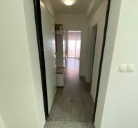 Eingangsbereich einer 2-Zimmer-Wohnung, mit Fliesenboden und Beleuchtung.