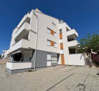 Wohnhaus mit 2-Zimmer-Wohnungen in der Stadt Novalja, mit geräumigem Parkplatz.