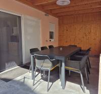In der 2-Zimmer-Wohnung gibt es eine geräumige Terrasse mit einem großen Esstisch.