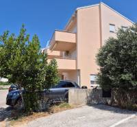 Ein Gebäude mit einem Parkplatz und Bäumen in der Nähe einer 2-Zimmer-Wohnung in Novalja.