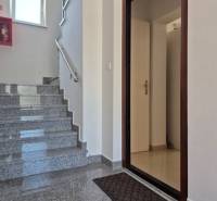 Eine saubere Treppe mit offenen Türen in einer 2-Zimmer-Wohnung mit Marmorboden.