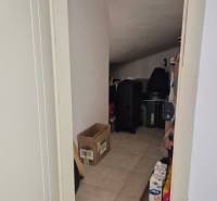 Stauraum in einer 2-Zimmer-Wohnung mit leicht schräger Decke, geeignet zur Lagerung.