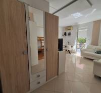 Interieur einer 2-Zimmer-Wohnung mit Wohnzimmer, Schränken und hellem Licht.