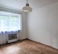 Ein Zimmer in einer 2-Zimmer-Wohnung mit einem hellen Fenster und Holzboden.