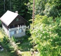 Ein Ferienhaus in Holčíkovce, umgeben von Grün und Bäumen, ideal zum Entspannen in der Natur.