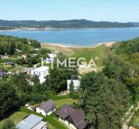 Ferienhäuser am Stausee Domaša in Holčíkovce, umgeben von Grünflächen und Wäldern.