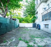 Hof bei einer 3-Zimmer-Wohnung in der Nobelova-Straße in Trnava mit Fahrrad und Bäumen.