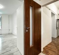Innenraum einer 3-Zimmer-Wohnung mit Holztüren und hellem Boden.