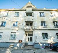 Die etwas abgenutzte Fassade des Wohnhauses in der Nobelstraße in Trnava.
