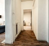 Flur in einer 3-Zimmer-Wohnung mit Blick auf das Badezimmer und das Zimmer.