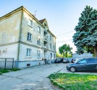 Außenansicht des Wohnhauses in der Nobelova-Straße in Trnava mit Parkplatz für eine 3-Zimmer-Wohnung.