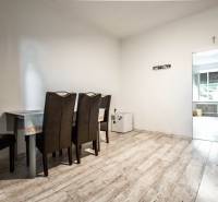 Esszimmer mit dunklen Stühlen und Tisch in einer 3-Zimmer-Wohnung.