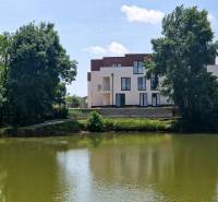 Blick auf den Neubau am See in der Vtáčia-Straße in Senec, 2-Zimmer-Wohnung.