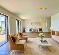 Ein geräumiges Wohnzimmer in einer 3-Zimmer-Wohnung mit großen Fenstern und bequemen Sitzgelegenheiten.