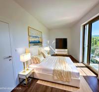 Elegantes Schlafzimmer mit großen Fenstern und einem Gemälde in einer 3-Zimmer-Wohnung, bietet Komfort und Stil.