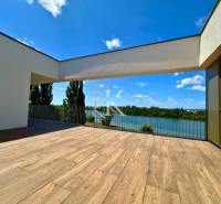 Terrasse mit Seeblick in Banka, ideal für eine 3-Zimmer-Wohnung.