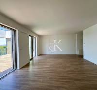Geräumiges Zimmer mit Zugang zur Terrasse in einer 3-Zimmer-Wohnung.